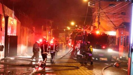 Un centenar de bomberos para contener incendio en Guayaquil
