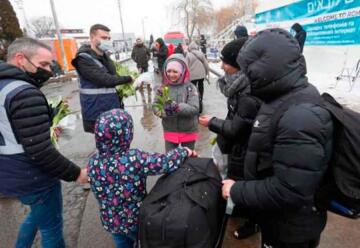 Dos bomberos sevillanos entregan ayuda humanitaria a Ucrania