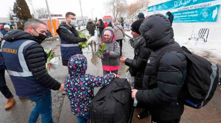 Dos bomberos sevillanos entregan ayuda humanitaria a Ucrania