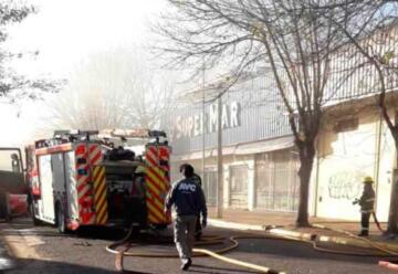 Bomberos sofocaron un incendio en un supermercado