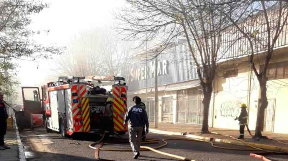 Bomberos sofocaron un incendio en un supermercado