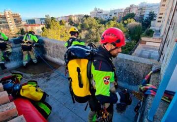 Los bomberos realizan simulaciones de rescate y emergencias