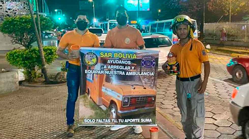 Bomberos piden ayuda para reparar y equipar su ambulancia