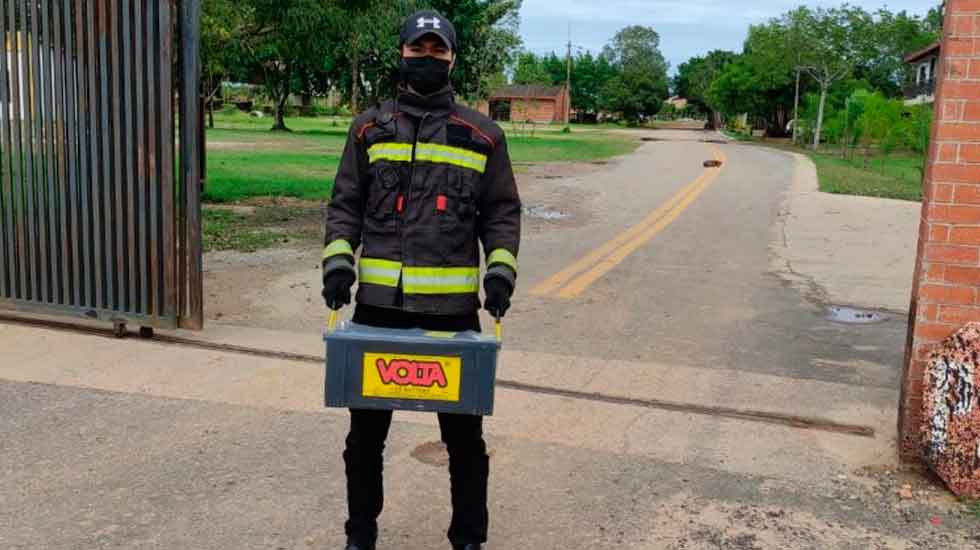 Bomberos Voluntarios recibieron baterías para funcionamiento de carro