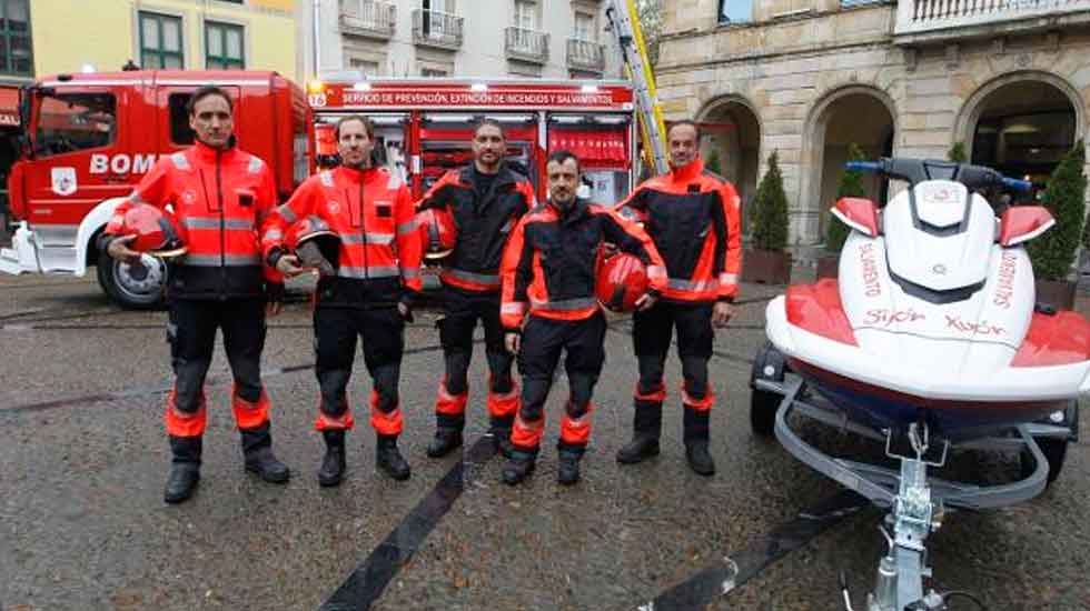 Bomberos recibe un nuevo camión y una moto de agua