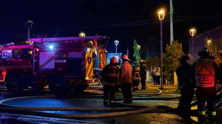Incendio afecta a cuartel de Bomberos: Un voluntario resultó con lesiones