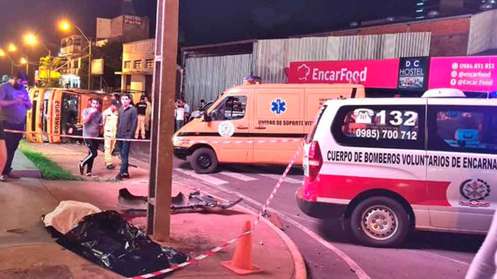 Ambulancia del cuerpo de bomberos involucrada en accidente fatal