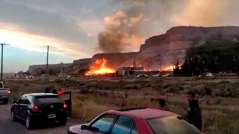 Dantesco incendio destruyó por completo un aserradero