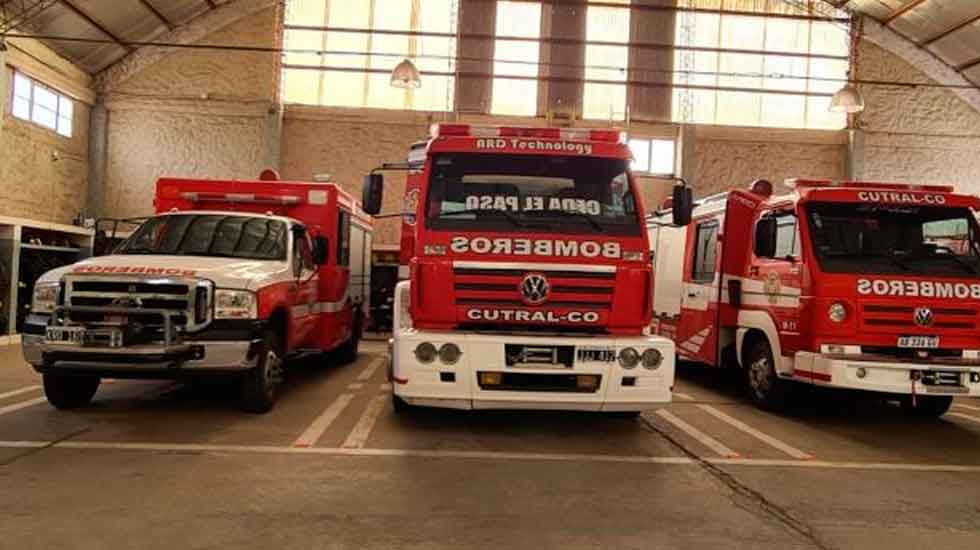 Incendiaron tres veces una casa y apedrearon a un bombero