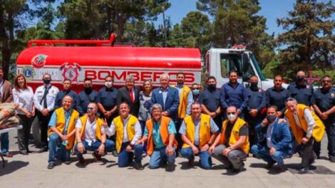 Entregan uniformes y pipa a Bomberos de Cuauhtémoc