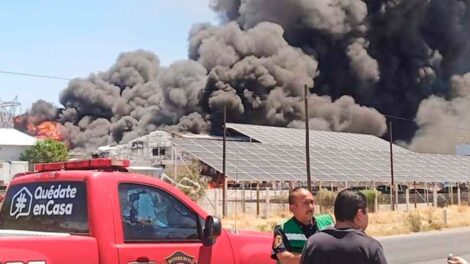 Combaten gran incendio en fábrica de pinturas