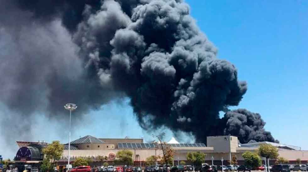 Impresionante incendio en un predio de fábricas en Avellaneda