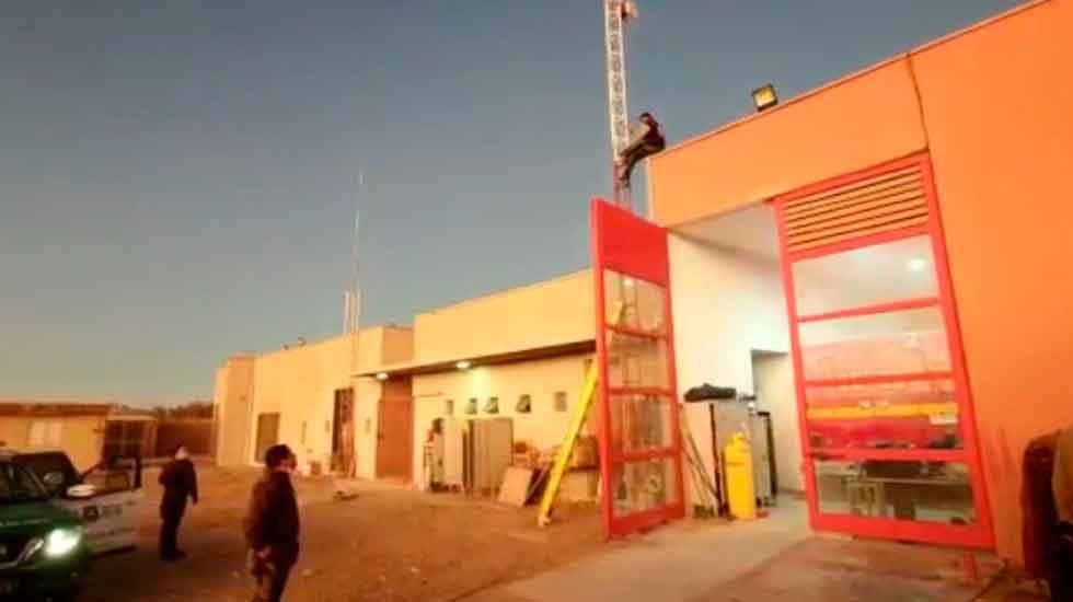 Ladrón escaló la antena de un cuartel de Bomberos