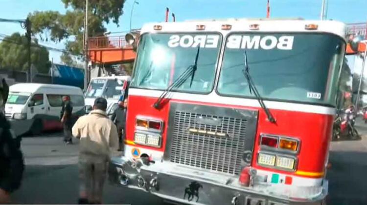 Camión de bomberos choca contra varios autos