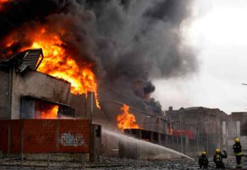 Impresionante incendio en un predio de fábricas en Avellaneda