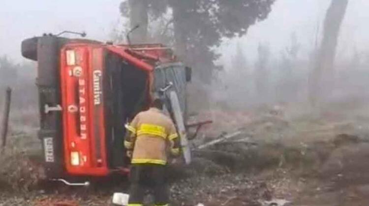 Dos lesionados dejó volcamiento de camión de bomberos de Laja