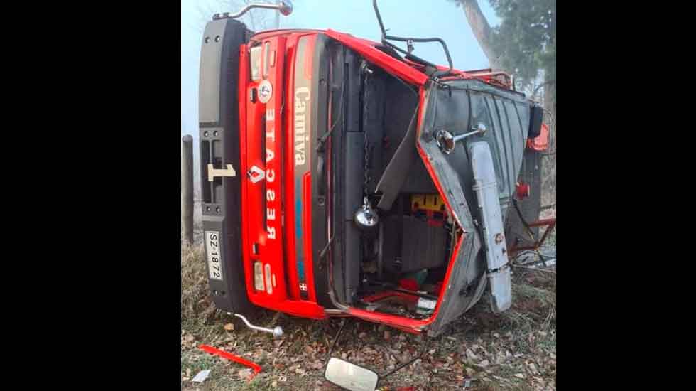 Dos lesionados dejó volcamiento de camión de bomberos de Laja