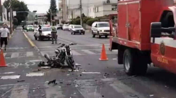 Motociclista se impacta contra unidad de Bomberos y muere