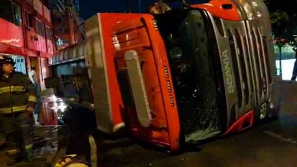 Volcadura de carro tanque de bomberos deja un herido