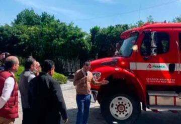 Entrega Pemex camiones de bomberos a municipios con refinerías