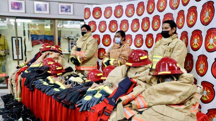 De Estados Unidos llegó donativo de indumentaria para bomberos de Guayaquil