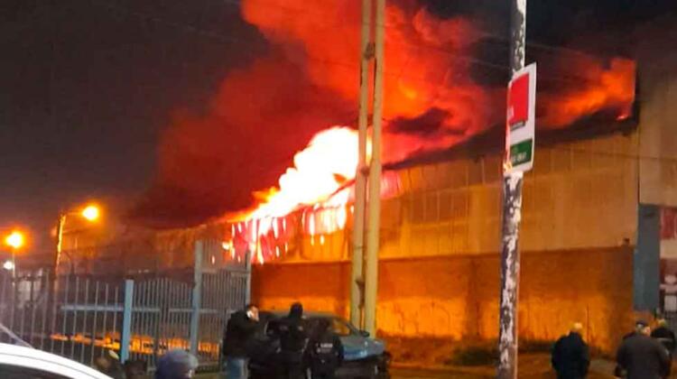 Se incendió un depósito de autopartes en Esteban Echeverría