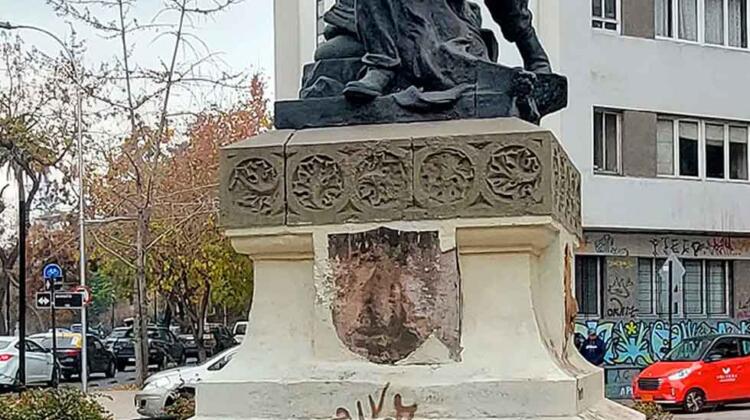 Bomberos denuncia robo de placa memorial a mártires en Santiago 