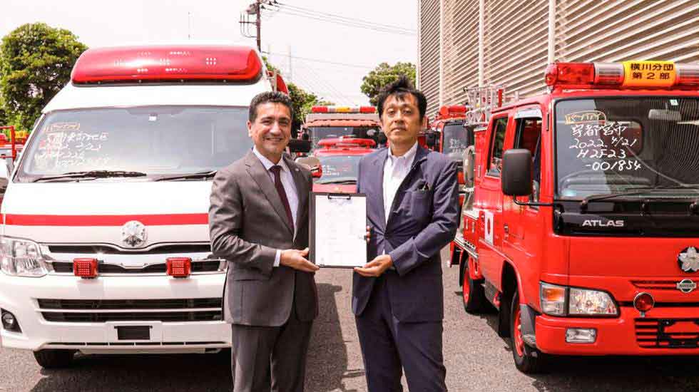 Paraguay recibe donación de carros de bomberos y ambulancias de Japón