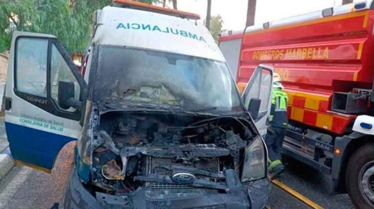 Una ambulancia se estrella contra un camión de bomberos
