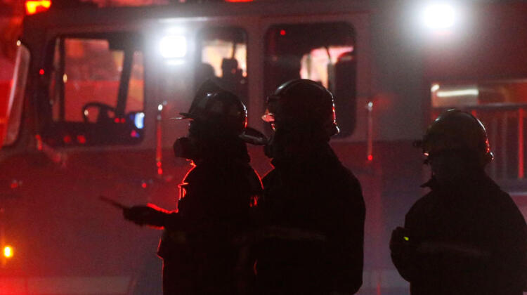 Bomberos fueron agredidos cuando acudieron a apagar incendio en una casa