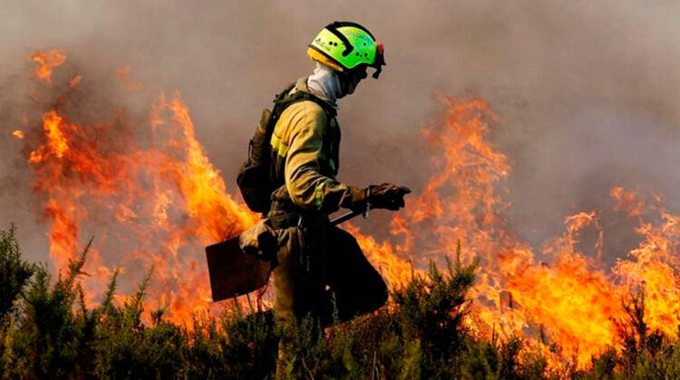 La precaria situación de los bomberos que luchan contra el fuego