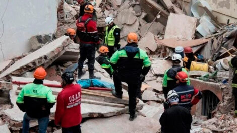 Se derrumbó la casa de un jubilado y lo buscan entre los escombros