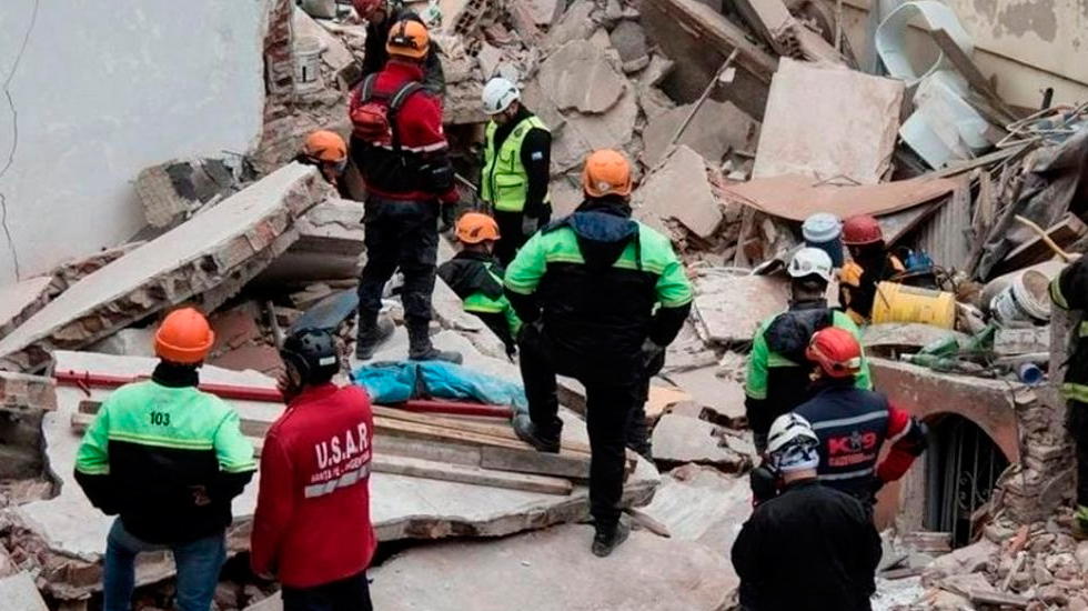 Se derrumbó la casa de un jubilado y lo buscan entre los escombros