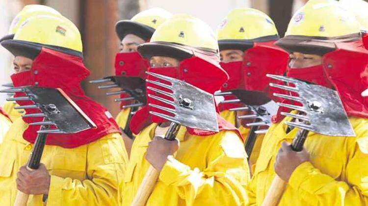 Nuevos bomberos se alistan con equipos y técnicas contra el fuego