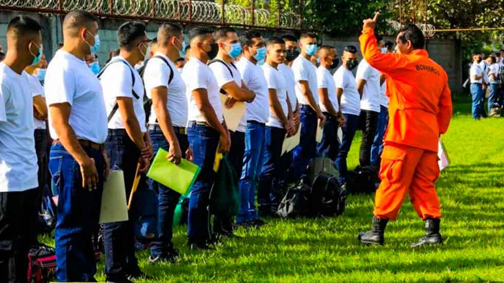 Más de 300 nuevos bomberos se gradúan para garantizar bienestar de la población