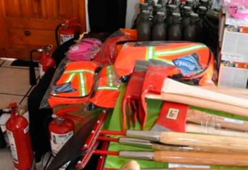Unidad de bomberos forestales recibe dotación de herramientas