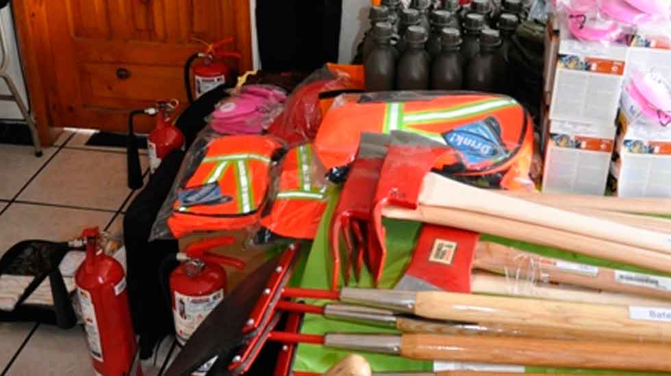 Unidad de bomberos forestales recibe dotación de herramientas