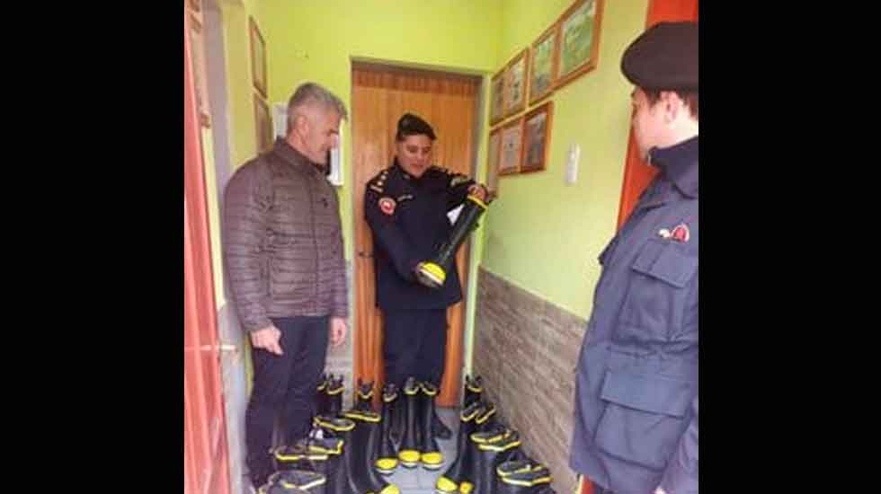 De La Garma: entregaron equipo de protección a Bomberos