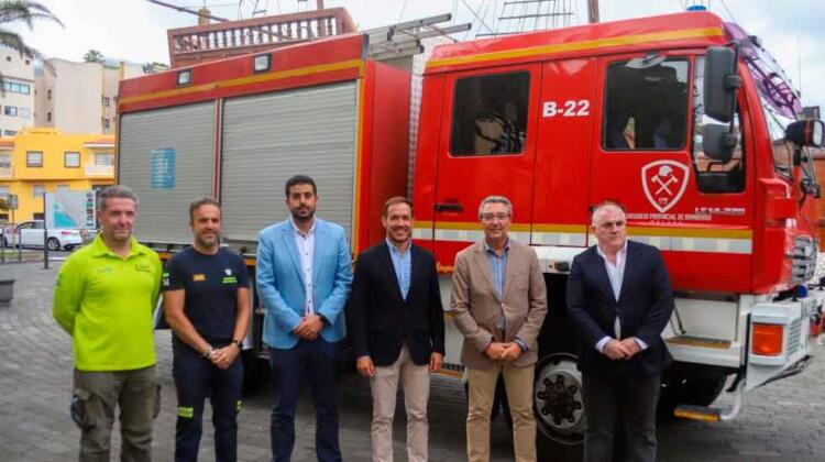 La Diputación cede un camión de bomberos al Cabildo de La Palma