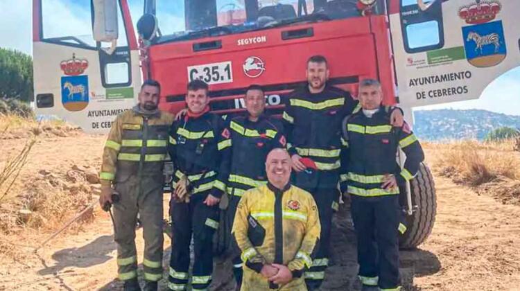 Bomberos voluntarios de Benidorm ayudan en las labores de extinción de incendio