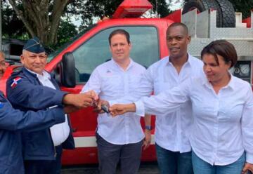 Gobierno entrega camión de bomberos al distrito municipal Don Juan