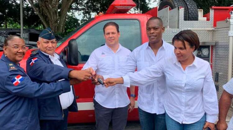 Gobierno entrega camión de bomberos al distrito municipal Don Juan