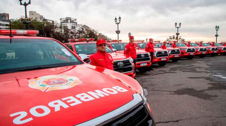 Entregan 10 camionetas a bomberos de la Policía de Córdoba