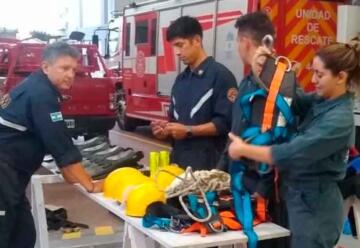 Brigada de rescate acuático de bomberos realizó práctica