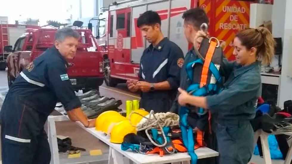 Brigada de rescate acuático de bomberos realizó práctica