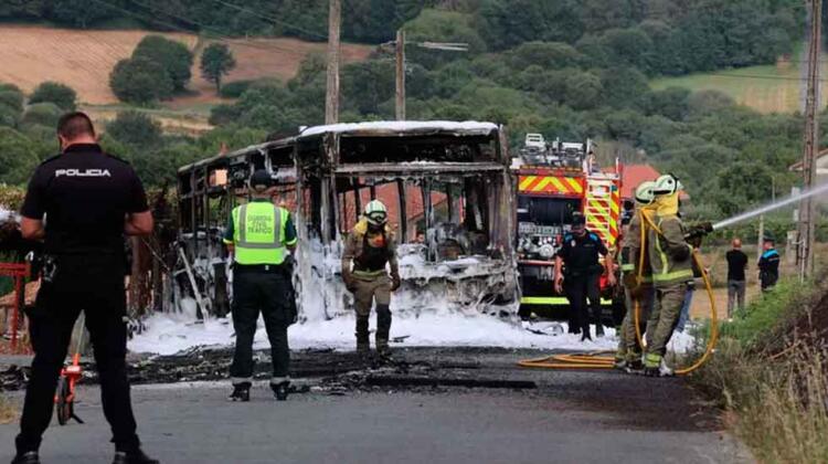 Muere un bombero en el incendio de un autobús en Santiago