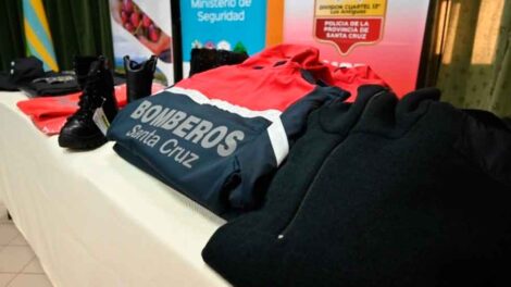 Los Antiguos recibieron equipamiento y motobomba para bomberos
