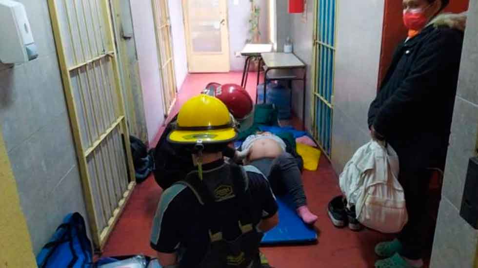 Bomberos asistieron a una joven que dio a luz en un colegio