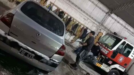 Bomberos Voluntarios de Pocito lavan autos para reunir fondos