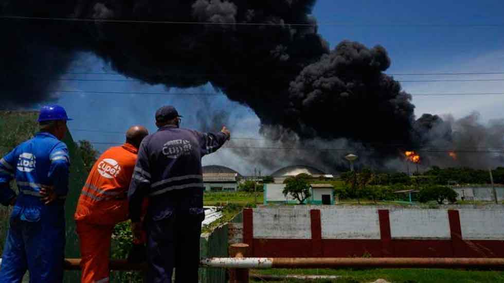 17 bomberos cubanos están desaparecidos en incendio en Matanzas